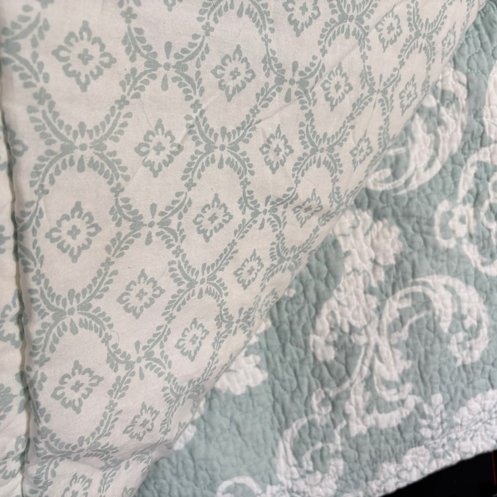 Laura Ashley Elegant Floral Bedding Set.Vintage quilt. King size  with 2 shams.